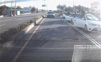 什麼狀況？7男女下車墾丁快車道狂舞