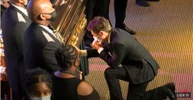 佛洛伊德棺木前…市長下跪痛哭！上百人起立默哀8分46秒。（圖／翻攝自News 19 WLTX YouTube)