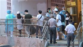 香港祿泉樓群聚感染  官方急撤居民進行隔離香港祿泉樓近日爆發2019冠狀病毒疾病（武漢肺炎）群聚感染後，由於4日再添一例確診病例，官方昨天傍晚撤離該大樓近百名居民，送往檢疫中心隔離14天。（中通社提供）中央社  109年6月5日