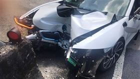BMW,自撞,北宜公路,護欄,限量,i8（圖／翻攝畫面）