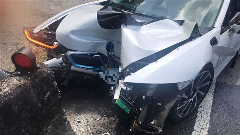 快訊／BMW限量千萬跑車　自撞護欄