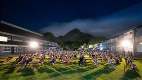 影視聽中心天涯海角電影院前進蘭嶼國家電影及視聽文化中心致力電影保存及修復，為弭平城鄉落差，將「天涯海角電影院」計畫搬至蘭嶼；活動搭配木質躺椅與無線耳機，藉由觀眾自行調整音量，達到沉浸式觀影體驗。（國家電影及視聽文化中心提供）中央社記者王心妤傳真  109年6月5日