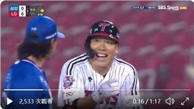 ▲三星獅單局發生3次離譜漏接，LG雙子外野手金賢洙上壘都笑了。（圖／翻攝自Dan Kurtz推特）