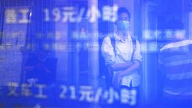 中國就業人口7.7億 服務業占47.4%中國人社部4日指出，截至2019年底，中國大陸就業人口已達7億7471萬人，其中以第三產業（服務業）47.4%占比最多。圖為5月25日，一名外來務工人員在上海金橋勞務市場瞭解薪資待遇。（中新社提供）中央社  109年6月5日