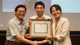 陽明山國家公園獲選都會寧靜公園（1）國際組織「國際寧靜公園」將陽明山國家公園選為全球首座「都會寧靜公園」。陽明山國家公園管理處5日舉辦記者會，處長劉培東（左）出席授證，由「國際寧靜公園」台灣代表、台灣聲景協會理事長范欽慧（右）授予證書。中央社記者裴禛攝  109年6月5日
