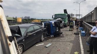 國道8車連環撞！轎車成夾心餅乾