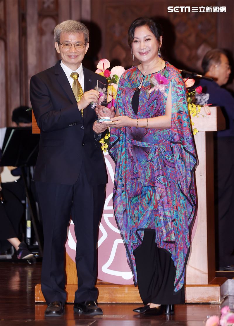 陳亞蘭榮獲國立師範大學「傑出學生」獎。（記者邱榮吉/攝影）