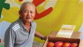 屏東愛文芒果豐收（1）屏東縣政府今年首度舉辦「屏東縣愛文芒果品質評鑑」比賽，評鑑第1名的枋山鄉77歲農民陳喜，種芒果50多年，他表示，這次得冠軍的芒果每顆約500公克，甜度達18度。中央社記者郭芷瑄攝  109年6月5日