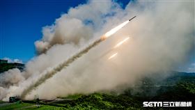 上述為國軍本週於屏東九鵬地區實施飛彈射擊照、影片，計有拖式飛彈、刺針飛彈、復仇者飛彈系統及雷霆2000火箭等武器裝備，提供各位参考運用。 國防部提供