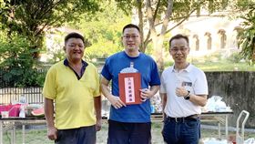 大埔國中小家長會發獎金留教師嘉義縣大埔國中小學家長會長郭豐嘉（左），感謝國小部老師鄭勝全（中）願意長期留在大埔服務，頒贈給他新台幣6000元獎金。右為嘉義縣大埔國中小學校長林子欽。（大埔國中小學提供）中央社記者蔡智明傳真  109年6月5日