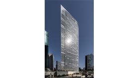 日本電通公司5日在官網表示，因為接獲炸彈威脅已報警並疏散位於東京都汐留的總部大樓人員。圖為東京汐留電通總部大樓。（圖取自維基共享資源網頁；作者Kakidai，CC BY-SA 4.0）