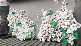 桐花打卡牆的裝置藝術，利用環保泡棉把桐花放大並延續生命力，讓民眾在後疫情時代也能與欣賞綻放的桐花。（圖／新竹縣政府文化局提供）