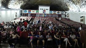 金門擎天廳6/9起重新開放  每梯次限25人金門縣政府5日表示，位於太武山可容納上千人的擎天廳，自6月9日起有限度開放。每梯次僅開放一台車輛（20至25人為限）入內參訪，仍需配戴口罩、測體溫等基本防疫措施，並保持安全社交距離。中央社記者黃慧敏攝  109年6月5日