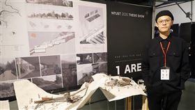 台科大建築系學子為廬山溫泉區提出新構想台灣科技大學建築系5日在松山文創園區舉辦畢業展，學生吳疆（圖）為因風災及政策衝擊沒落許久的南投廬山溫泉區提出新構想。（台科大提供）中央社記者陳至中台北傳真　109年6月5日