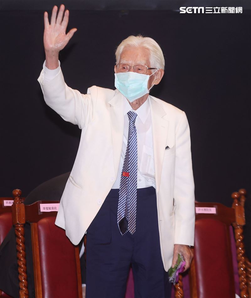 總統府資政辜寬敏以校友身分出席國立師範大學95周年慶。（記者邱榮吉/攝影）