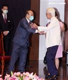 總統府資政辜寬敏以校友身分出席國立師範大學95周年慶。（記者邱榮吉/攝影）