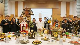 銘傳金門烘焙科畢典　海外青年展成果銘傳大學金門烘焙科畢業典禮暨成果展5日舉行，9名來自印尼和馬來西亞的青年趕製華麗糕點「拾穗」與「啟程」，驚豔全場。中央社記者黃慧敏攝　109年6月5日