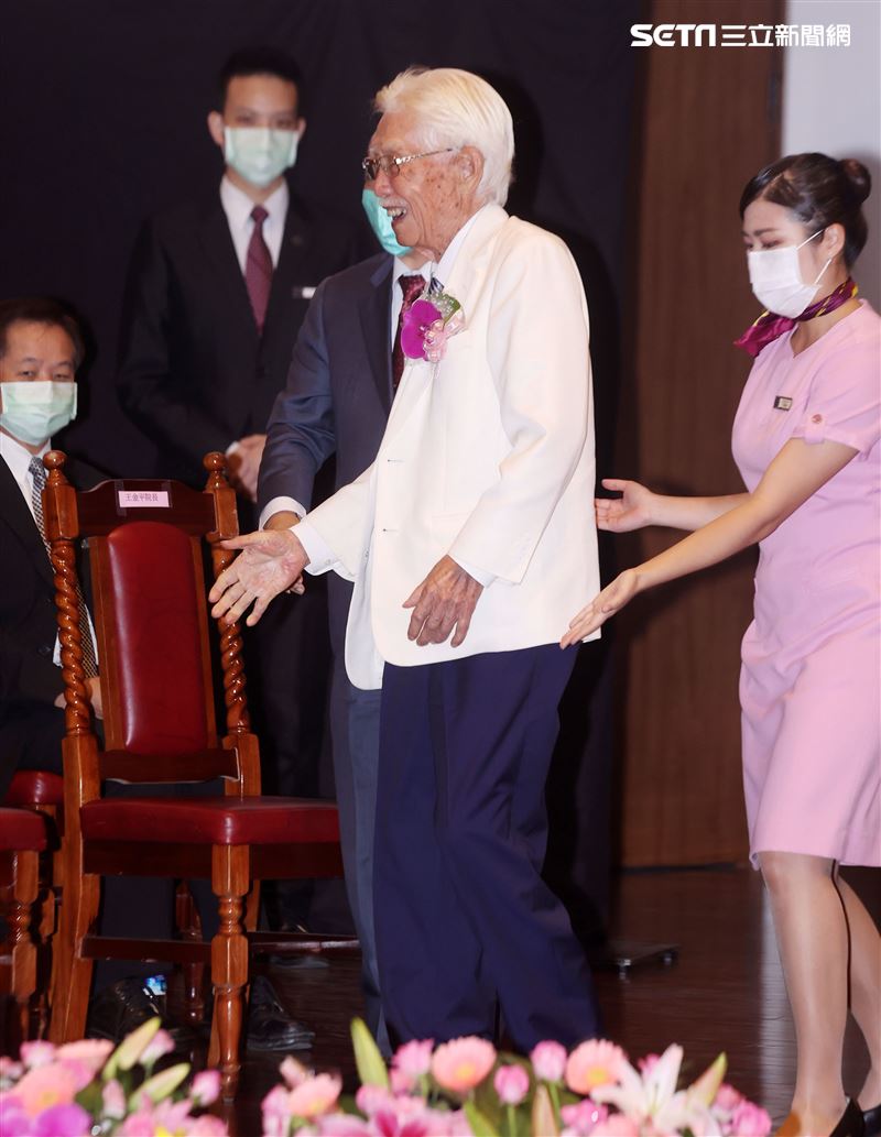 總統府資政辜寬敏以校友身分出席國立師範大學95周年慶。（記者邱榮吉/攝影）