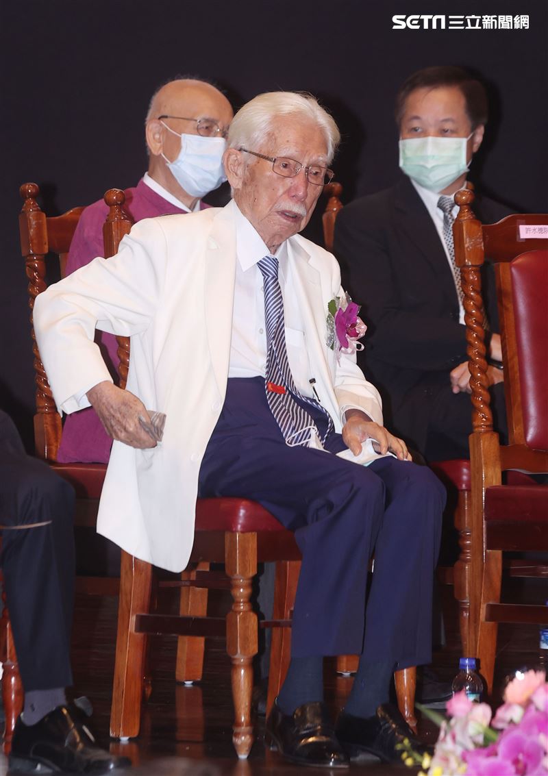 總統府資政辜寬敏以校友身分出席國立師範大學95周年慶。（記者邱榮吉/攝影）