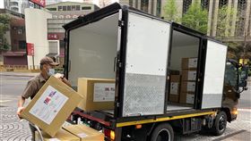 新北市府捐贈友好姊妹市防疫物資新北市政府秘書處表示，美國俄亥俄州辛辛那提市及姐妹城市德國史坦堡縣，分別提出防疫醫療物資支援需求，因此結合民間資源向廠商採購隔離衣、面罩、布口罩等物資，贈予姊妹市與武漢肺炎疫情嚴重的美國紐約市、舊金山灣區的聖馬提歐（San Mateo）等地。（新北市政府提供）中央社記者黃旭昇新北市傳真　109年6月5日