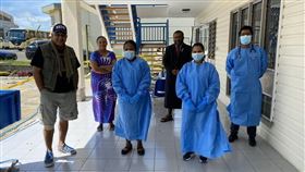 斐濟最後一名已知感染武漢肺炎的病患已經康復，當局5日宣布境內已無疫情，斐濟總理巴依尼馬拉馬（左）把抗疫成就歸功於「祈禱應驗」。(圖/翻攝自推特)