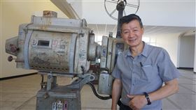 金門金東電影院放映機復原　找回當年放映兵金門文化園區管理所所長盧根陣表示，從金東電影院搶救回來的老放映機已完成復原，並透過機體上的塗鴉找到當年多名放映兵的足跡。中央社記者黃慧敏攝　109年6月5日