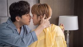 坤達和張允曦（小8）在《姊妹們 追吧》中上演吻戲（東森提供）