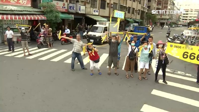 罷韓車隊衝藍票倉　民眾舉黃絲帶力挺