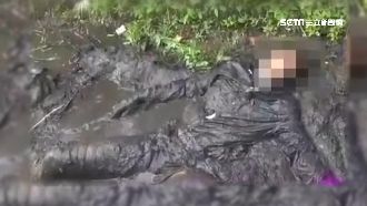 廂型車撞機車　騎士彈飛成「泥人」