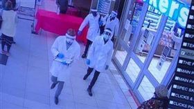 4搶匪扮「稽查員」…劫走超市35萬
南非,搶匪,武漢肺炎,防護衣,稽查員,超市
翻攝自推特