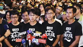 罷韓團體今晚發起「重返美麗島　反恐大遊行」
罷韓四君子、公民割草發言人李佾潔、Wecare高雄發起人尹立、罷韓提案領銜人陳冠榮、台灣基進新聞部副主任張博洋
（圖／記者林聖凱攝影）