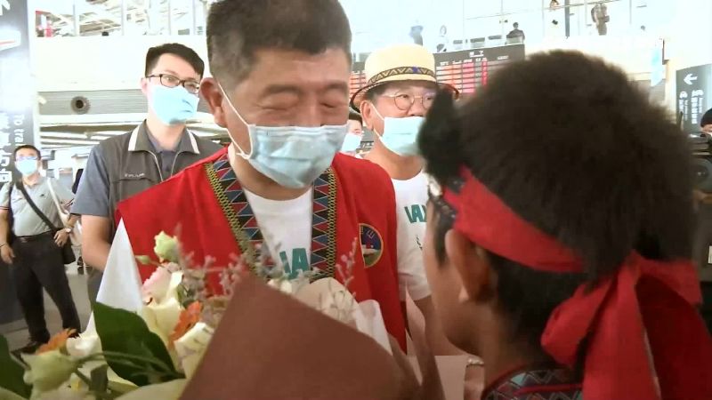 阿中部長抵「嘉」　童高歌獻花歡迎