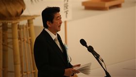 追悼二戰亡者 安倍表示不再讓戰爭慘禍發生紀念二戰73週年，日本政府在東京的日本武道館舉辦儀式，追悼約310萬戰歿人士。日皇伉儷、日本首相安倍晉三，官員與遺眷在內，共約6300人出席。中央社記者楊明珠東京攝　107年8月15日