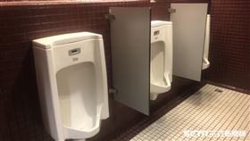 小便斗,口水,儀式.抽菸,痰(賴俊佑攝影)