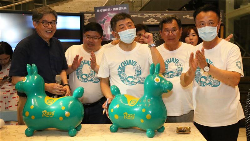 陳時中遊故宮南院　簽名位置竟曝性格