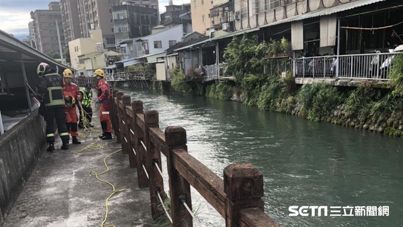 嬤獨坐圳溝突消失　急尋後…漂浮下游