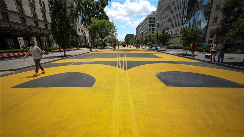 華府市長槓川普　白宮外路面漆標語