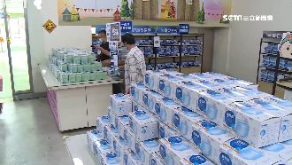 華新口罩工廠開放　外縣市人漏夜排隊