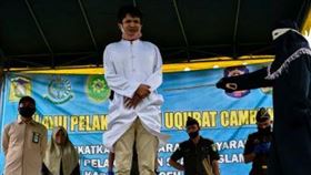 ▲印尼亞齊省一對年輕男女被鞭刑。（圖／翻攝自IG）