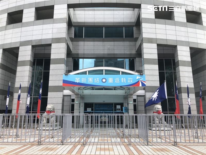 罷韓還在投票⋯北市警國民黨部架護欄