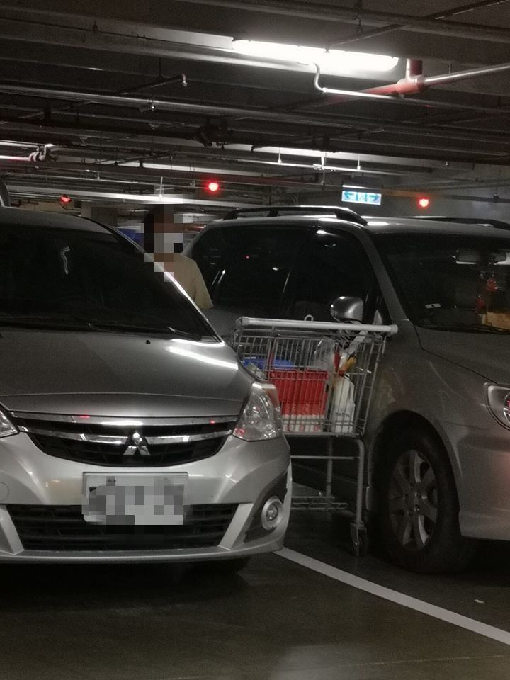 一名男子在好市多停車時發現，儘管賣場公告寫著「請由車頭先進」，現場卻有許多車主仍選擇倒車入庫。（圖／資料照）