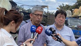 紙風車工廠惡火　羅北安：人間條件6如期演出紙風車劇團在新北八里的工廠6日凌晨發生火警，綠光劇團預計在8月演出的「人間條件6」道具等也遭波及，團長羅北安（右）表示，表演不受影響會如期舉行。前中為紙風車劇團團長任建誠。中央社記者陳秉弘攝　109年6月6日