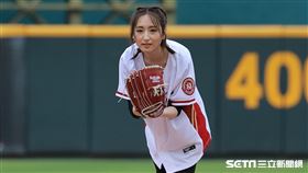 ▲柯佳嬿擔任樂天桃猿開球嘉賓。（圖／記者劉彥池攝影）
