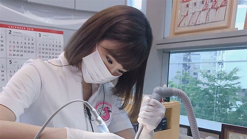 最美牙醫解襯衫鈕扣　極品美胸炸出