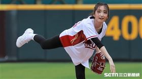 ▲柯佳嬿擔任樂天桃猿開球嘉賓。（圖／記者劉彥池攝影）