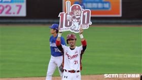 ▲樂天桃猿郭嚴文擊出生涯千安。（圖／記者劉彥池攝影）