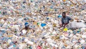 ▲迦納人游進潟湖撿拾寶特瓶。（圖／翻攝自IG）