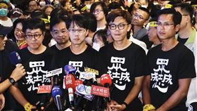 罷韓團體今晚發起「重返美麗島　反恐大遊行」
罷韓四君子、公民割草發言人李佾潔、Wecare高雄發起人尹立、罷韓提案領銜人陳冠榮、台灣基進新聞部副主任張博洋
（圖／記者林聖凱攝影）