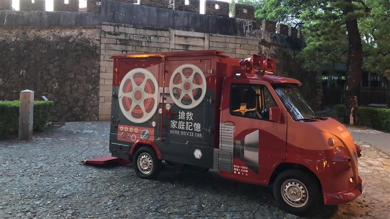 搶救台南民間影像　改裝胖卡亮相交車