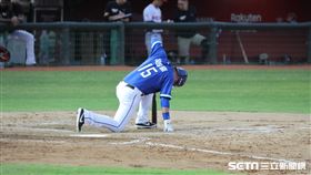 ▲富邦悍將外野手胡金龍自打球退場。（圖／記者劉彥池攝影）